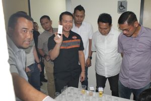 Read more about the article Cegah Penyalahgunaan Narkoba, 95 Anggota Satres Narkoba Polres Jakbar Dilakukan Pengecekan Urine Dadakan