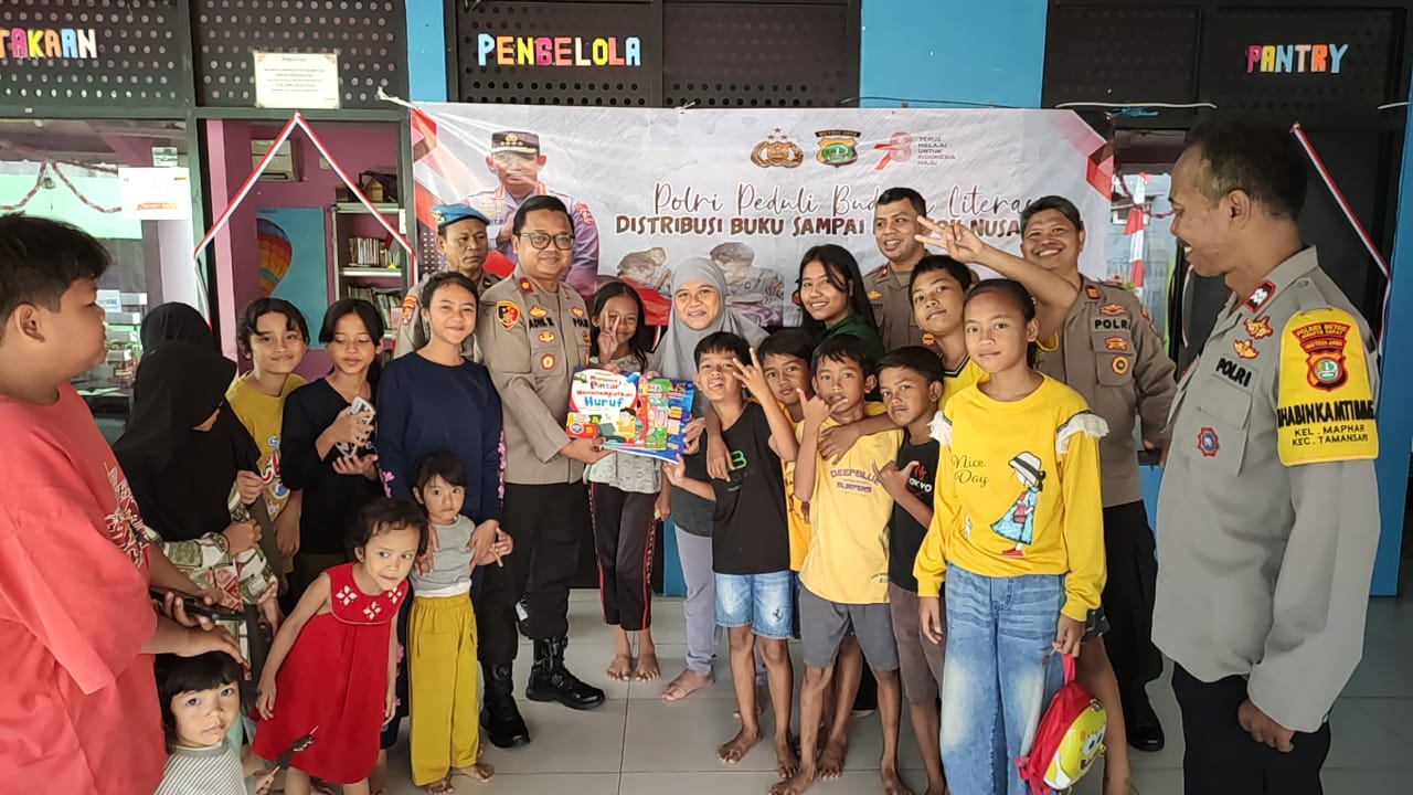 You are currently viewing Polri Peduli Budaya Literasi, Polsek Metro Tamansari Bagikan Buku Bacaan Kepada Anak-anak Di RPTRA Matahari Maphar