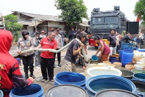 Read more about the article Kembali Distribusikan Air Bersih Gunakan Watercannon, Polisi Di Jakbar Disambut Antusiasme Tinggi Masyarakat